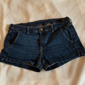 H&M short low rise Y2K jean shorts. Size small. Booty Shorts.